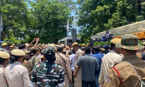 महाराष्ट्र का सियासी भूचाल, गुजरात के सूरत के बाद असम के गुवाहाटी में, होटल के बाहर टीएमसी कार्यकर्ताओं का विरोध प्रदर्शन पुलिस ने किया गिरफ्तार महाराष्ट्र का सियासी भूचाल, गुजरात के सूरत के बाद असम के गुवाहाटी में, होटल के बाहर टीएमसी कार्यकर्ताओं का विरोध प्रदर्शन पुलिस ने किया गिरफ्तार