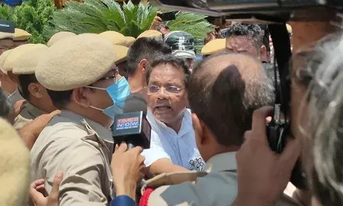 महाराष्ट्र का सियासी भूचाल, गुजरात के सूरत के बाद असम के गुवाहाटी में, होटल के बाहर टीएमसी कार्यकर्ताओं का विरोध प्रदर्शन पुलिस ने किया गिरफ्तार महाराष्ट्र का सियासी भूचाल, गुजरात के सूरत के बाद असम के गुवाहाटी में, होटल के बाहर टीएमसी कार्यकर्ताओं का विरोध प्रदर्शन पुलिस ने किया गिरफ्तार
