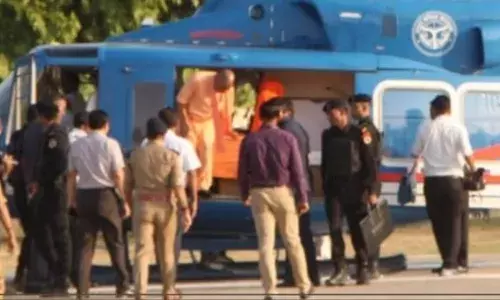 सीएम योगी आदित्यनाथ के हेलीकॉप्टर में बर्ड क्रैश, हेलीकॉप्टर की इमरजेंसी लैंडिंग एक बड़ी दुर्घटना टली सीएम योगी आदित्यनाथ के हेलीकॉप्टर में बर्ड क्रैश, हेलीकॉप्टर की इमरजेंसी लैंडिंग एक बड़ी दुर्घटना टली