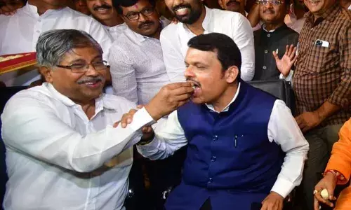 उद्धव ठाकरे ने इस्तीफा दिया, भाजपा ने अभी तक सरकार बनाने की रणनीति की घोषणा नहीं की है!! लेकिन महाराष्ट्र भाजपा ने ट्वीट किया मी पुन्हा येईन ....