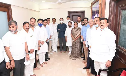 कांग्रेस नेताओं और विधायकों ने मातोश्री का दौरा किया, पूर्व मुख्यमंत्री, शिवसेना प्रमुख उद्धव ठाकरे से की मुलाकात कांग्रेस नेताओं और विधायकों ने मातोश्री का दौरा किया, पूर्व मुख्यमंत्री, शिवसेना प्रमुख उद्धव ठाकरे से की मुलाकात