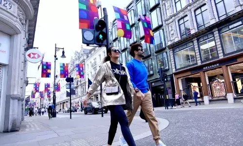 पारशक्ति खुराना अपने बीज़ी स्केदुउल के बीच अपनी पत्नी आकृति के साथ छुट्टी मनाने लंदन रवाना हुए पारशक्ति खुराना अपने बीज़ी स्केदुउल के बीच अपनी पत्नी आकृति के साथ छुट्टी मनाने लंदन रवाना हुए