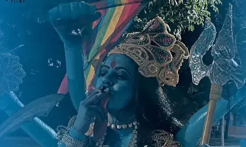 काली डॉक्यूमेंट्री के पोस्टर पर विवाद: महाकाली मां के सिगरेट पीने वाले सीन से हुए यूजर्स नाराज, की फिल्ममेकर के गिरफ्तारी की मांग काली डॉक्यूमेंट्री के पोस्टर पर विवाद: महाकाली मां के सिगरेट पीने वाले सीन से हुए यूजर्स नाराज, की फिल्ममेकर के गिरफ्तारी की मांग