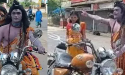 एक लाख की बाइक पर सवारी कर नुक्कड़ नाटक करने, महंगाई के विरोध में निकले शिवपार्वती वेशभूषा वाले कलाकार पहुंचे जेल एक लाख की बाइक पर सवारी कर नुक्कड़ नाटक करने, महंगाई के विरोध में निकले शिवपार्वती वेशभूषा वाले कलाकार पहुंचे जेल