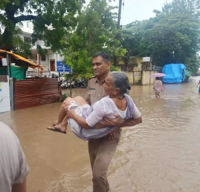 अहमदाबाद-मध्य गुजरात में भारी बारिश के कारण कुछ जिलों में हालात बिगड़े परीक्षा देना मुश्किल,स्कूल-कॉलेजों बंद