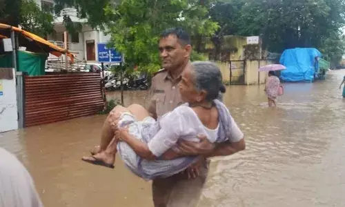 अहमदाबाद-मध्य गुजरात में भारी बारिश के कारण कुछ जिलों में हालात बिगड़े परीक्षा देना मुश्किल,स्कूल-कॉलेजों बंद अहमदाबाद-मध्य गुजरात में भारी बारिश के कारण कुछ जिलों में हालात बिगड़े परीक्षा देना मुश्किल,स्कूल-कॉलेजों बंद