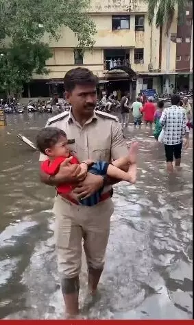 राज्य में भारी बारिश से पिछले 24 घंटे में 7 की मौत, 8 जिलों में बारिश को लेकर रेड अलर्ट, सीएम ने की पीएम से फोन बातचीत बताएं राज्य के हालात