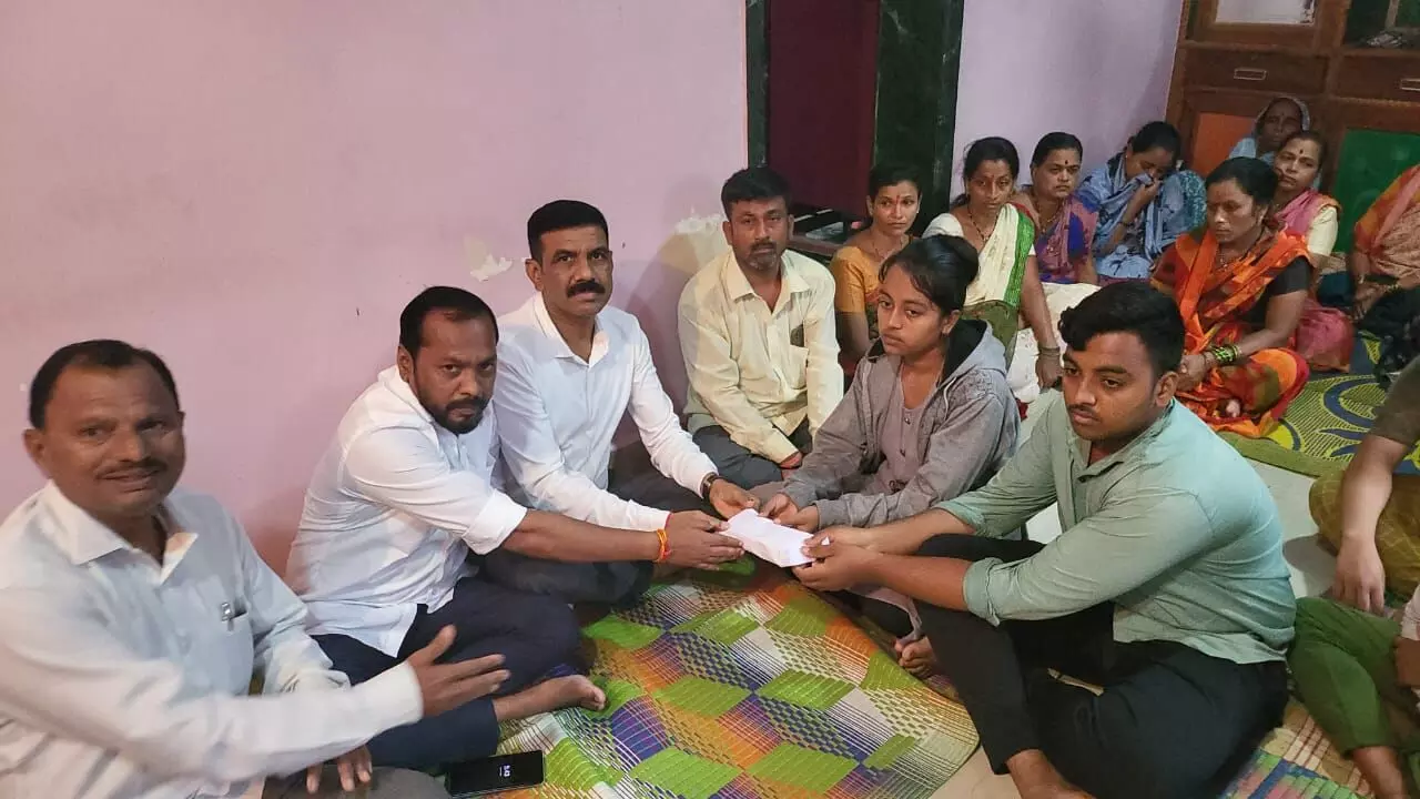 मातोश्री के बाहर शहीद हुए शिवसैनिकों को मुख्यमंत्री एकनाथ शिंदे से मिली मदद