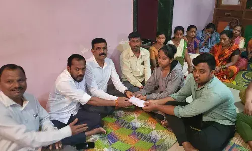 मातोश्री के बाहर शहीद हुए शिवसैनिकों को मुख्यमंत्री एकनाथ शिंदे से मिली मदद मातोश्री के बाहर शहीद हुए शिवसैनिकों को मुख्यमंत्री एकनाथ शिंदे से मिली मदद