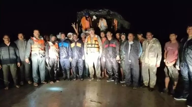 दो दिन की बाढ़ के बाद 22 वाहन चालकों सहित एक बस में फंसे 35 लोगों को बचाया गया