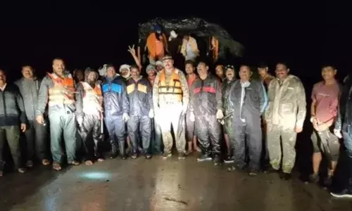 दो दिन की बाढ़ के बाद 22 वाहन चालकों सहित एक बस में फंसे 35 लोगों को बचाया गया दो दिन की बाढ़ के बाद 22 वाहन चालकों सहित एक बस में फंसे 35 लोगों को बचाया गया