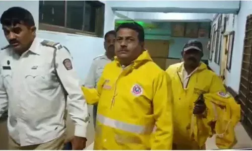 फिर कार चालक की गुंडागर्दी, ट्रैफिक पुलिस कांस्टेबल को कार की बोनट पर घसीटने का मामला आया सामने, कांस्टेबल घायल कार चालक फरार फिर कार चालक की गुंडागर्दी, ट्रैफिक पुलिस कांस्टेबल को कार की बोनट पर घसीटने का मामला आया सामने, कांस्टेबल घायल कार चालक फरार