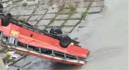 एसटी बस हादसे में मृतक के परिजनों को 10-10 लाख रुपये की आर्थिक मदद देने के लिए मुख्यमंत्री एकनाथ शिंदे का एसटी महामंडल को निर्देश