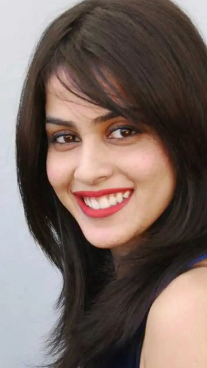 जेनेलिया डिसूजा बांद्रा में जिम के बाहर नजर आईं