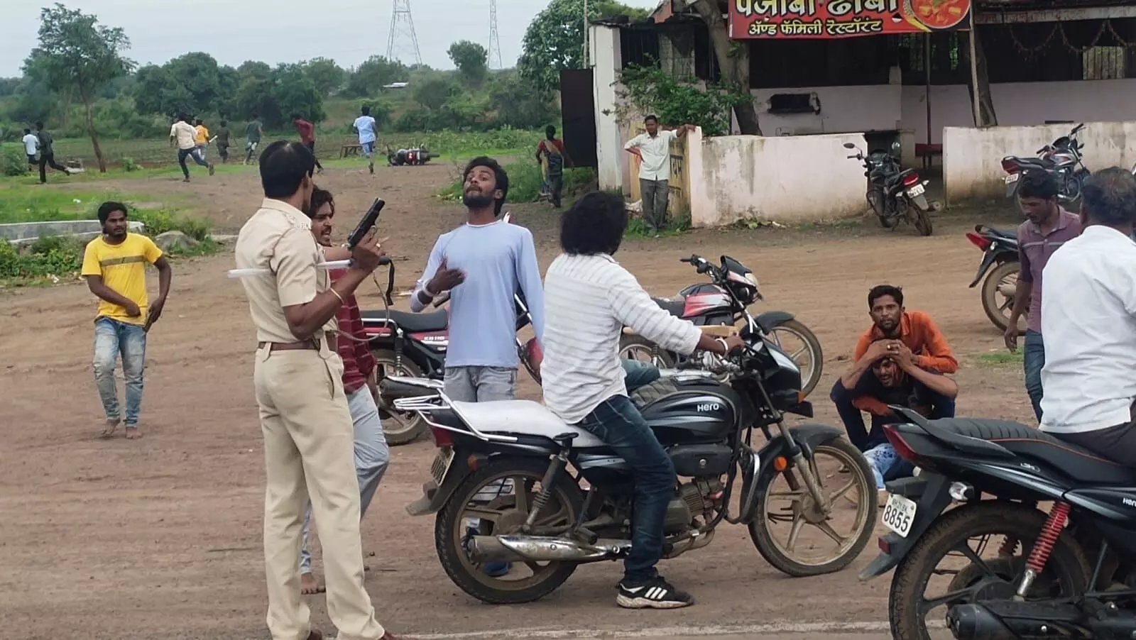 जालना दो गुटों में झड़प, विवाद को सुलझाने के लिए पुलिस को करनी पड़ी हवाई फायरिंग