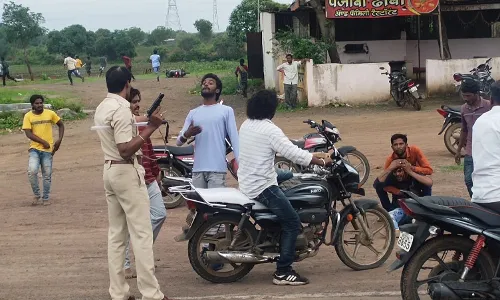 जालना दो गुटों में झड़प, विवाद को सुलझाने के लिए पुलिस को करनी पड़ी हवाई फायरिंग