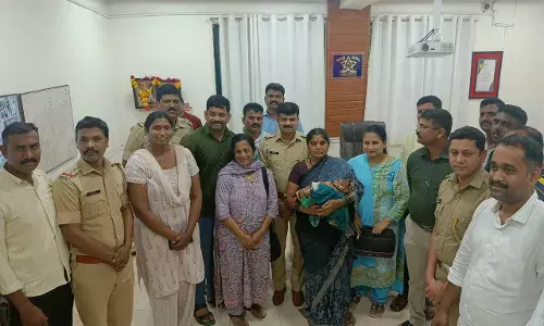 सांगली तासगांव अस्पताल से एक दिन का बच्चा चोरी, पुलिस की पहुंच से आरोपी महिला 50 किलोमीटर दूर लेकिन पुलिस ने 8 घंटे में किया गिरफ्तार सांगली तासगांव अस्पताल से एक दिन का बच्चा चोरी, पुलिस की पहुंच से आरोपी महिला 50 किलोमीटर दूर लेकिन पुलिस ने 8 घंटे में किया गिरफ्तार