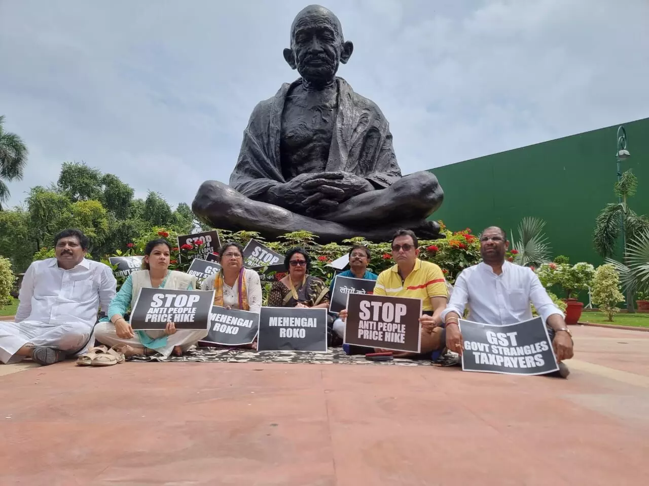निलंबित सांसदों ने खुले आसमान के नीचे बिताई रात, सरकार के खिलाफ अब जारी है प्रदर्शन
