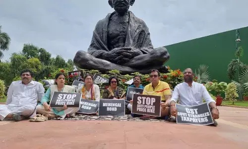 निलंबित सांसदों ने खुले आसमान के नीचे बिताई रात, सरकार के खिलाफ अब जारी है प्रदर्शन निलंबित सांसदों ने खुले आसमान के नीचे बिताई रात, सरकार के खिलाफ अब जारी है प्रदर्शन