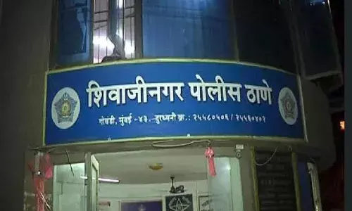 मुंबई के शिवाजी नगर बैगन वाडी इलाके में पुलिस को एक ही घर मे 4 लोगों के शव मिलने की सूचना मिली मुंबई के शिवाजी नगर बैगन वाडी इलाके में पुलिस को एक ही घर मे 4 लोगों के शव मिलने की सूचना मिली
