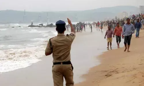 एक पति अपनी लापता पत्नी को समुद्र तट पर खोजने के लिए करोड़ों खर्च करता है, लेकिन जब सच्चाई सामने आती है, तो उसके पैरों से जमीन खिसक जाती है….