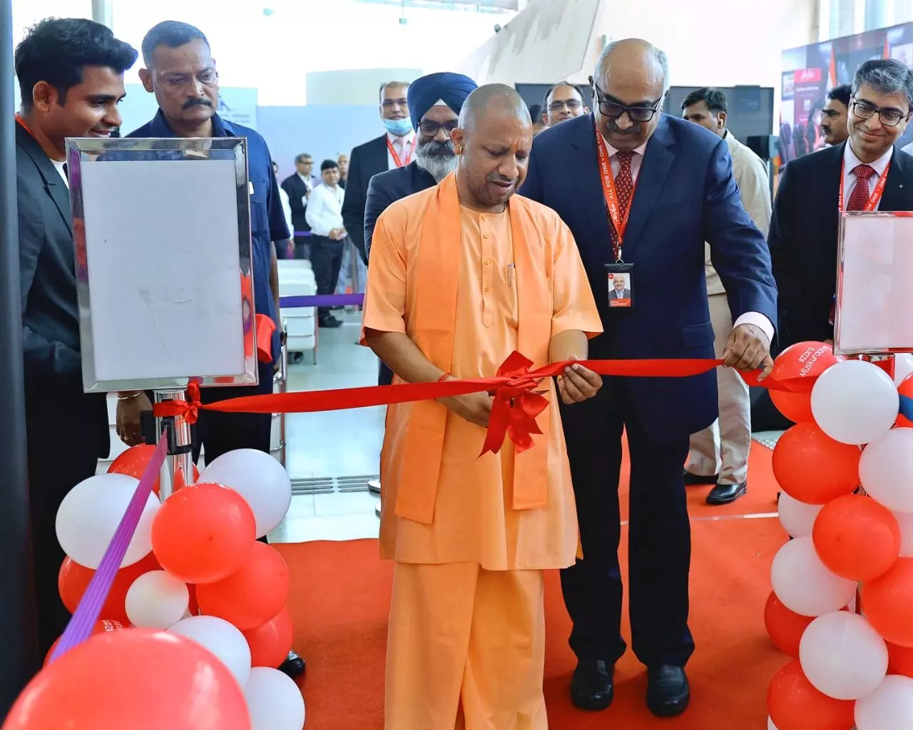 नई दिल्ली, गोवा और बेंगलुरु के लिए एयर एशिया की सेवा शुरू, सीएम योगी ने किया उद्घाटन