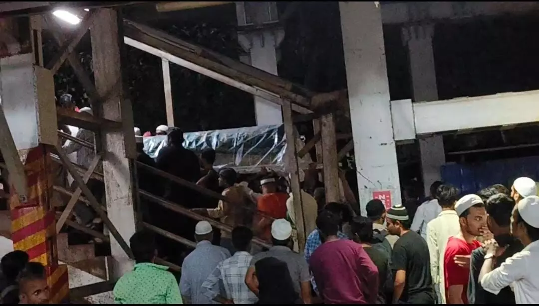 ग्राउंड रिपोर्ट: मुंबई में रेलवे स्टेशन से क्यों निकलती है, अंतिम संस्कार यात्रा?