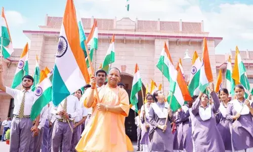 बच्चों को राष्ट्रध्वज सौंप, सीएम योगी ने शुरू किया हर घर तिरंगा अभियान बच्चों को राष्ट्रध्वज सौंप, सीएम योगी ने शुरू किया हर घर तिरंगा अभियान