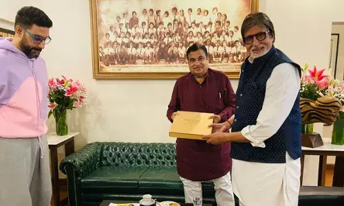 अमिताभ बच्चन से मिले नितिन गडकरी अमिताभ बच्चन से मिले नितिन गडकरी