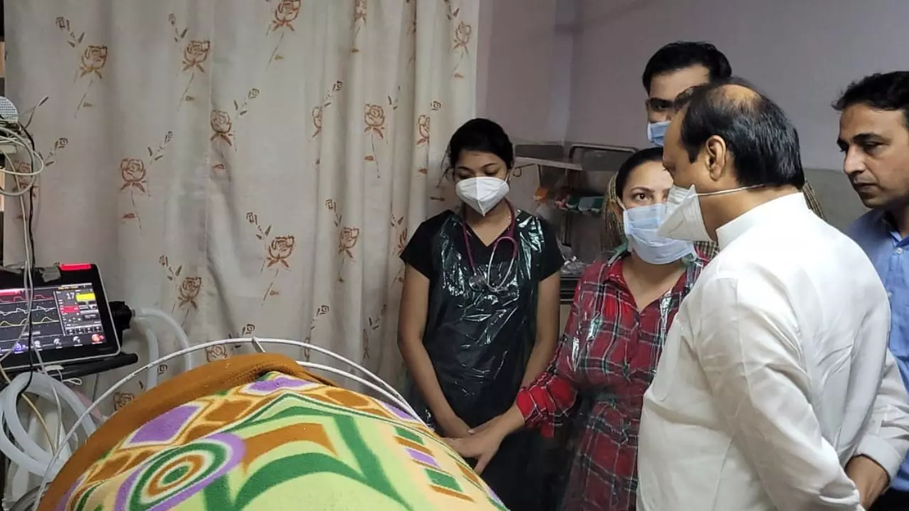 विपक्ष के नेता अजित पवार ने अस्पताल में आत्मदाह का प्रयास करने वाले उस्मानाबाद के किसान से की मुलाकात