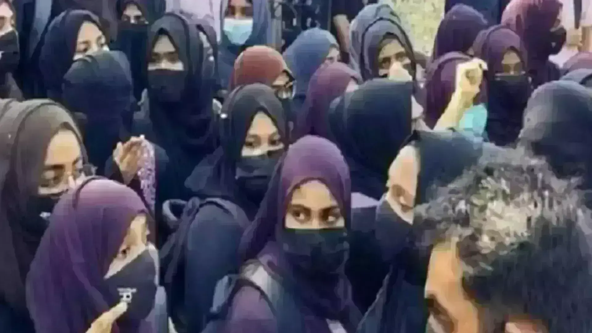 क्यों सैकड़ों महिलाएं बीड में सड़कों पर उतरीं? क्यों सैकड़ों महिलाएं बीड में सड़कों पर उतरीं?