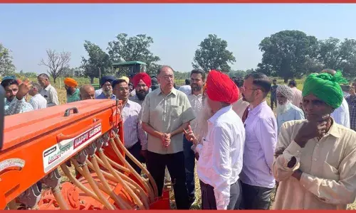 कृषि एवं किसान कल्याण मंत्रालय के अपर सचिव डॉ. अभिलक्ष लिखी ने एसएएस नगर, पंजाब में फसल अवशेष प्रबंधन पर एक कृषि प्रदर्शनी में भाग लिया और किसानों के साथ बातचीत की कृषि एवं किसान कल्याण मंत्रालय के अपर सचिव डॉ. अभिलक्ष लिखी ने एसएएस नगर, पंजाब में फसल अवशेष प्रबंधन पर एक कृषि प्रदर्शनी में भाग लिया और किसानों के साथ बातचीत की