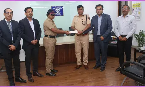 लोकल ट्रेन में आंख गंवाने वाली महिला पुलिसकर्मी को एचडीएफसी बैंक ने दी 50 लाख बीमा राशि लोकल ट्रेन में आंख गंवाने वाली महिला पुलिसकर्मी को एचडीएफसी बैंक ने दी 50 लाख बीमा राशि