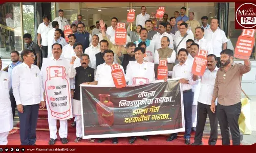 गैस मूल्य वृद्धि पर महाविकास अघाड़ी के विधायक आक्रामक विधान भवन की सीढ़ियों पर आ रहे जोरदार नारे... गैस मूल्य वृद्धि पर महाविकास अघाड़ी के विधायक आक्रामक विधान भवन की सीढ़ियों पर आ रहे जोरदार नारे...