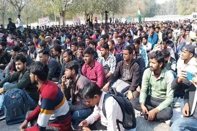 उत्तर प्रदेश में पेपर तीक और शिक्षक भर्ती को लेकर युवाओ ने किया विरोध प्रदर्शन