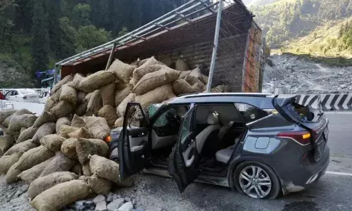 अटल टनल के उद्घाटन के बाद अबतक 3 की मौत, पीएम मोदी ने किया था उद्घाटन, सेल्फी और रैश ड्राइविंग ले रहा है जान अटल टनल के उद्घाटन के बाद अबतक 3 की मौत, पीएम मोदी ने किया था उद्घाटन, सेल्फी और रैश ड्राइविंग ले रहा है जान