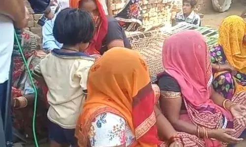 Hathras Case: किसने बोला, चुप बैठो, तुम्हारे खाते में अब 25 लाख आ गए हैं... Hathras Case: किसने बोला, चुप बैठो, तुम्हारे खाते में अब 25 लाख आ गए हैं...