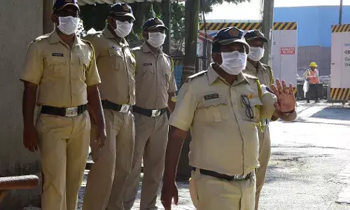महाराष्ट्र में CORONA संक्रमितों की संख्या 14 लाख के पार, 23 हजार से अधिक पुलिसकर्मी चपेट में महाराष्ट्र में CORONA संक्रमितों की संख्या 14 लाख के पार, 23 हजार से अधिक पुलिसकर्मी चपेट में