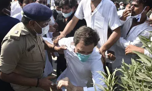 पूर्व कांग्रेस अध्यक्ष राहुल गांधी ने कहा- यूपी पुलिस ने मुझे लाठी मारकर गिराया पूर्व कांग्रेस अध्यक्ष राहुल गांधी ने कहा- यूपी पुलिस ने मुझे लाठी मारकर गिराया