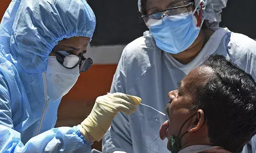 चौंकिए नहीं! इस उम्र के लोगों को सबसे ज्यादा पकड़ रहा कोरोना