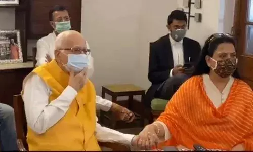 फैसले के समय बेटी के साथ टीवी देख रहे थे लालकृष्ण आडवाणी फैसले के समय बेटी के साथ टीवी देख रहे थे लालकृष्ण आडवाणी