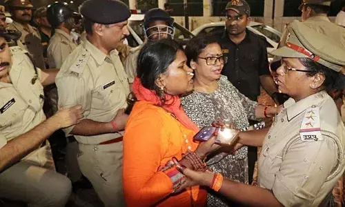 UP hathras: मौत के बाद भी दर्द, आधी रात को जला दिया पीड़िता का शव, लोगों का फूटा गुस्सा UP hathras: मौत के बाद भी दर्द, आधी रात को जला दिया पीड़िता का शव, लोगों का फूटा गुस्सा