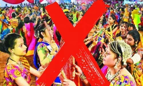 Navratri 2020: डांडिया पर भी कोरोना का साया, महाराष्ट्र सरकार ने लगाई नवरात्रि पर पाबंदी, गृह मंत्रालय ने जारी की गाइडलाइन Navratri 2020: डांडिया पर भी कोरोना का साया, महाराष्ट्र सरकार ने लगाई नवरात्रि पर पाबंदी, गृह मंत्रालय ने जारी की गाइडलाइन