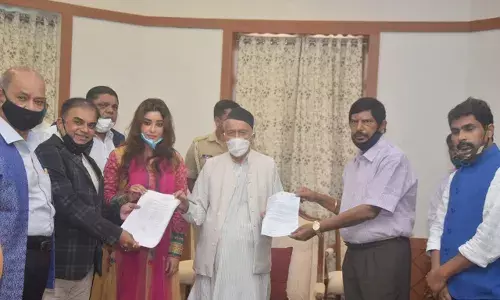 पायल घोष राज्यपाल से मिलीं-कहा, अनुराग कश्यप को गिरफ्तार करो पायल घोष राज्यपाल से मिलीं-कहा, अनुराग कश्यप को गिरफ्तार करो