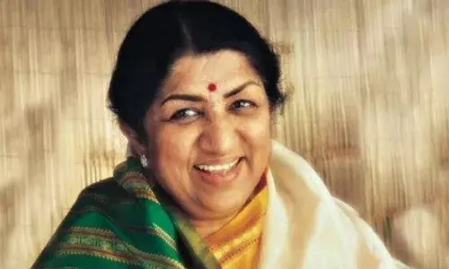 Lata Mangeshkar Birthday : पिला दे साकी मिला के हमको शराब आधी गुलाब आधा, मिलेगा रोज़-ए-हशर तुझे भी... Lata Mangeshkar Birthday : पिला दे साकी मिला के हमको शराब आधी गुलाब आधा, मिलेगा रोज़-ए-हशर तुझे भी...