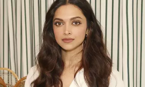 रोने लगीं दीपिका,अधिकारियों ने हाथ जोड़े, कहा- बस सच बता दो रोने लगीं दीपिका,अधिकारियों ने हाथ जोड़े, कहा- बस सच बता दो