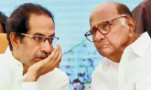 मुख्यमंत्री उद्धव ठाकरे से मिले शरद पवार, सस्पेंस गहराया मुख्यमंत्री उद्धव ठाकरे से मिले शरद पवार, सस्पेंस गहराया