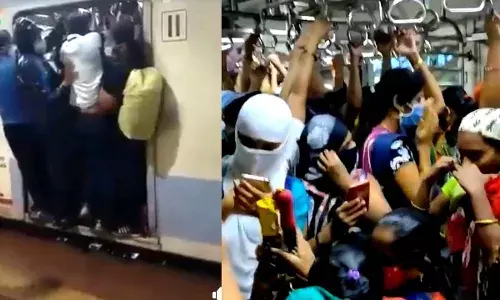 मुंबई की लोकल में भीड़ को देख डर जाएंगे सोचेंगे कोरोना खत्म हो गया क्या ? मुंबई की लोकल में भीड़ को देख डर जाएंगे सोचेंगे कोरोना खत्म हो गया क्या ?