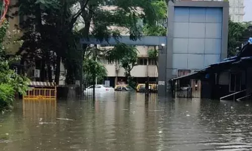 Rains Live: मूसलाधार बारिश से समंदर बनी मुंबई की सड़कें, मंडरा रहे काले बादल Rains Live: मूसलाधार बारिश से समंदर बनी मुंबई की सड़कें, मंडरा रहे काले बादल