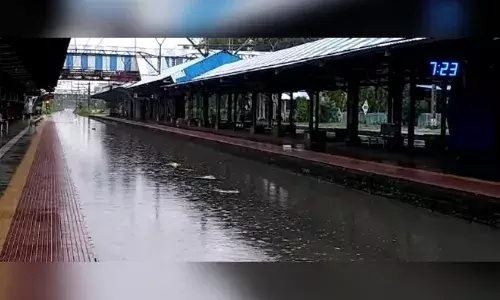 मुंबई में मुसीबत की बारिश, 27 साल का रिकॉर्ड टूटा, मायानगरी यूं डूबी मुंबई में मुसीबत की बारिश, 27 साल का रिकॉर्ड टूटा, मायानगरी यूं डूबी